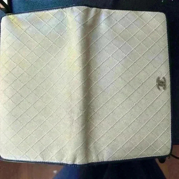 EUC Chanel Ivory quilted wallet. Comes with original ID card.Chanel box included - Picture 12 of 15